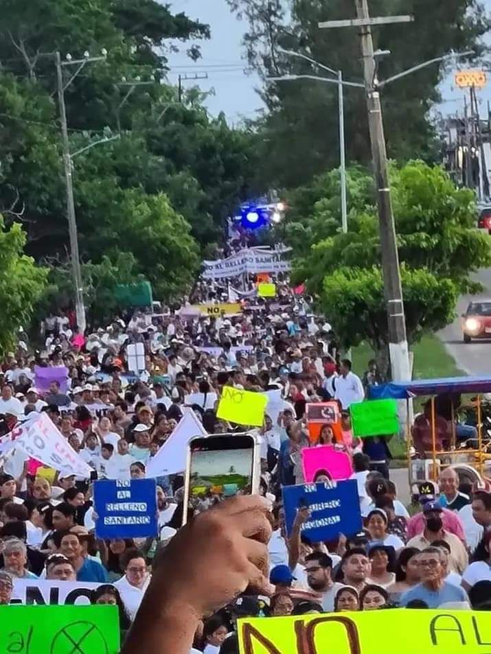 SandyAH_'s tweet photo. #Nanchital dice NO AL RELLENO SANITARIO REGIONAL no queremos ser el basurero del sur @lopezobrador_  No somos políticos SOMOS TODO EL PUEBLO QUE CLAMA NO SER CONTAMINADOS somos el municipio + pequeño pero NO NOS VAMOS A DEJAR @ChumelTorres  @lopezdoriga @CiroGomezL @nacholozano https://t.co/JrLJzJo5Io