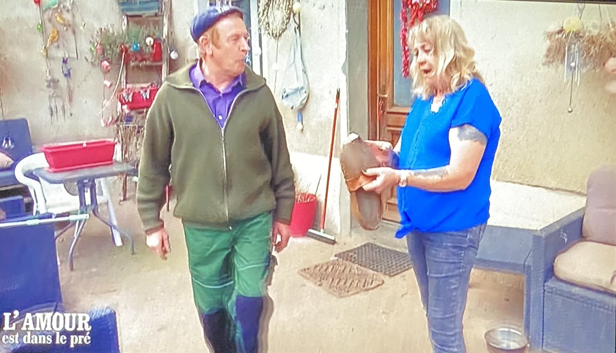 NataleelOops's tweet photo. « Ah ouais ! Les chaussons ET les sabots ! Tu m’as fait la totale là ! Tu m’as gâtée dis donc… »😭😭😭
#Papi #Charentaises #Adp #Adp23 #Adp2023 https://t.co/IknhJHEEDy