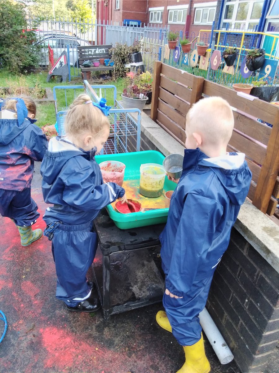 MrsPatonQP's tweet photo. Some more photos of our colour mixing @QueensCoEURC @MrsCadamyQP @MissFryerQP https://t.co/whL69Jm2q9