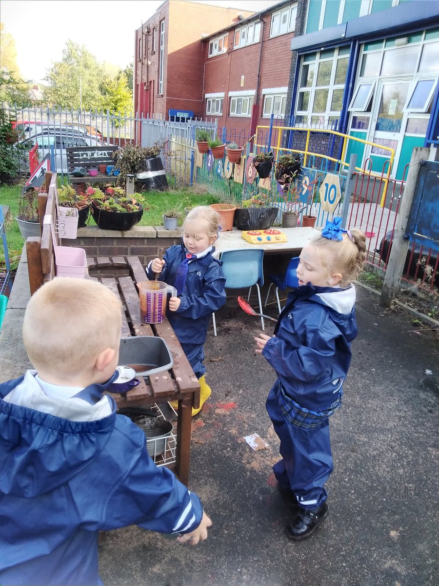 MrsPatonQP's tweet photo. Some more photos of our colour mixing @QueensCoEURC @MrsCadamyQP @MissFryerQP https://t.co/whL69Jm2q9