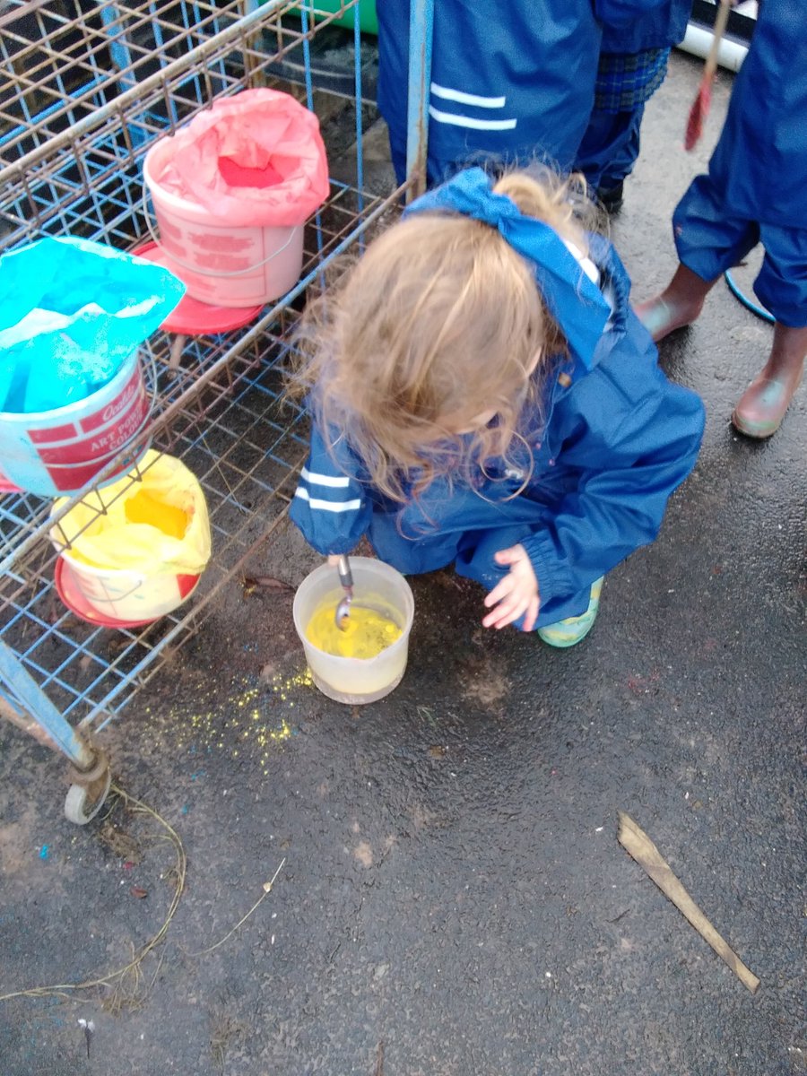 MrsPatonQP's tweet photo. The children loved experimenting with the powder paint in our outdoor area @QueensCoEURC @MrsCadamyQP @MissFryerQP https://t.co/LnFmG0M03r