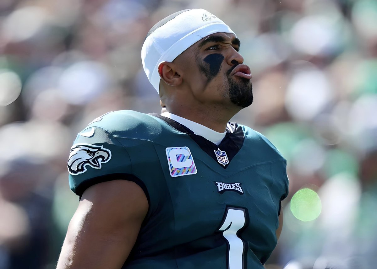 pheaglescentral's tweet photo. Jalen Hurts when the #Eagles are leading:

65.7     Completion %
506     Total Yards
4           Touchdowns
3           Interceptions
74.6     Rating

Jalen Hurts when the #Eagles are tied/trailing:

70.0     Completion %
587      Total Yards
4           Touchdowns
0           Interceptions 
113.2    Rating