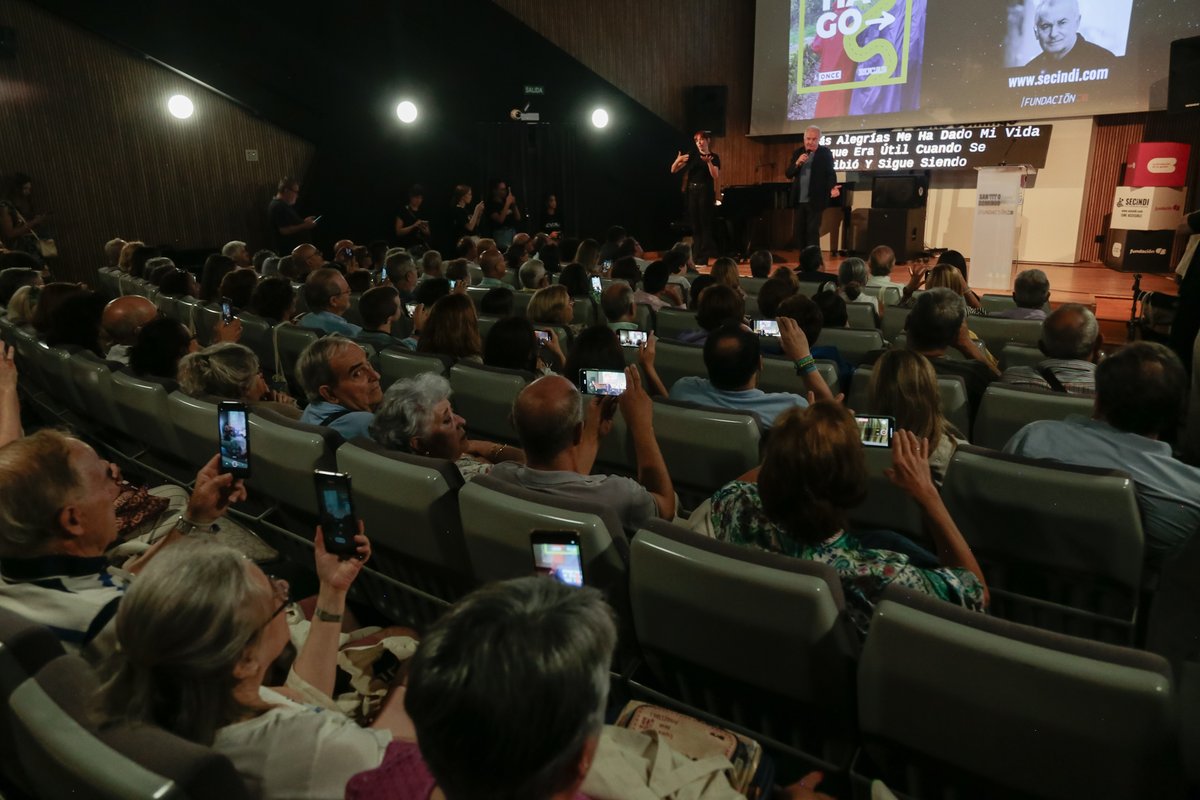 ayto_merida's tweet photo. 🎬🎶 El alcalde @arosuna y varios miembros del equipo de gobierno han asistido, esta tarde, en el Centro Cultural Santo Domingo a la pequeña actuación especial del cantante Víctor Manuel previa a la proyección del documental 'SANTIAGO' dentro de las actividades de la #Secindi https://t.co/wxCgDtlTW3