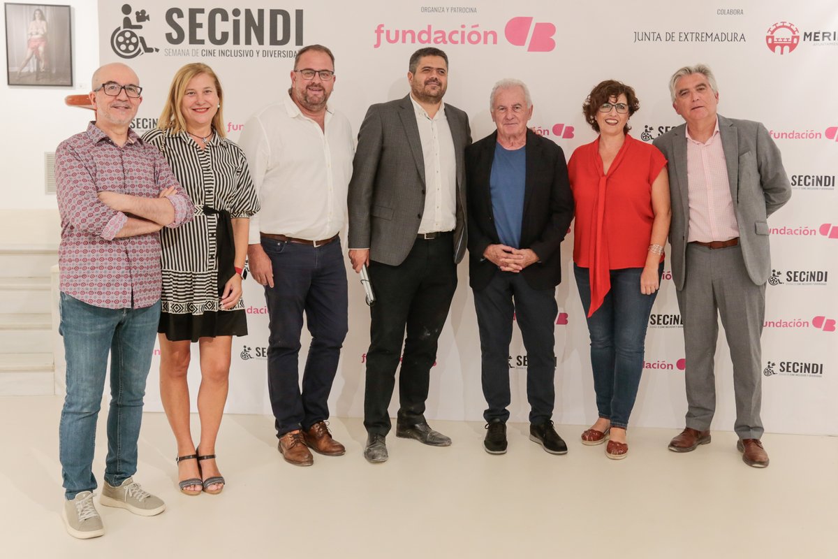 ayto_merida's tweet photo. 🎬🎶 El alcalde @arosuna y varios miembros del equipo de gobierno han asistido, esta tarde, en el Centro Cultural Santo Domingo a la pequeña actuación especial del cantante Víctor Manuel previa a la proyección del documental 'SANTIAGO' dentro de las actividades de la #Secindi https://t.co/wxCgDtlTW3