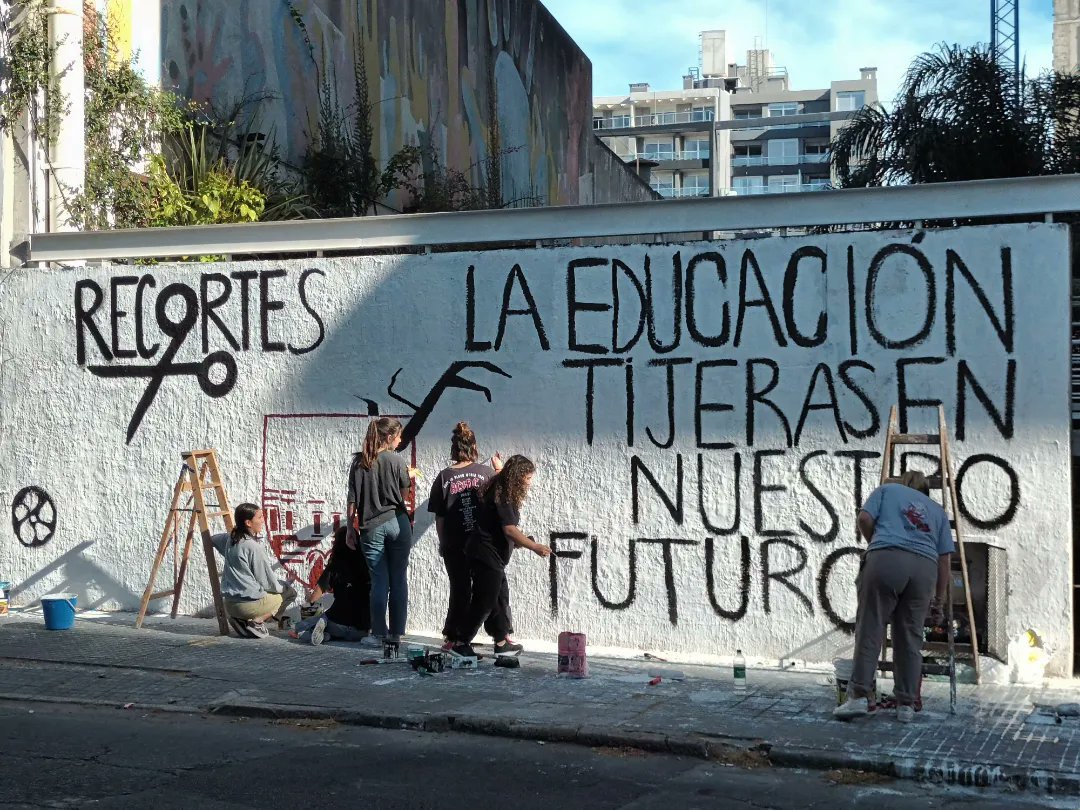 LauraCafaro3's tweet photo. Les estudiantes de la Fac de Ciencias Sociales están ocupando. X qué? 

Xq el presupuesto disminuye mientras q:

# la Udelar tiene el 87,1% del estudiantado universitario y el gobierno disminuye los RR

#nonosdalomismo
#parecenormal
#presupuestoparalaudelar
#poresoluchamos https://t.co/DLCqTJM6bM