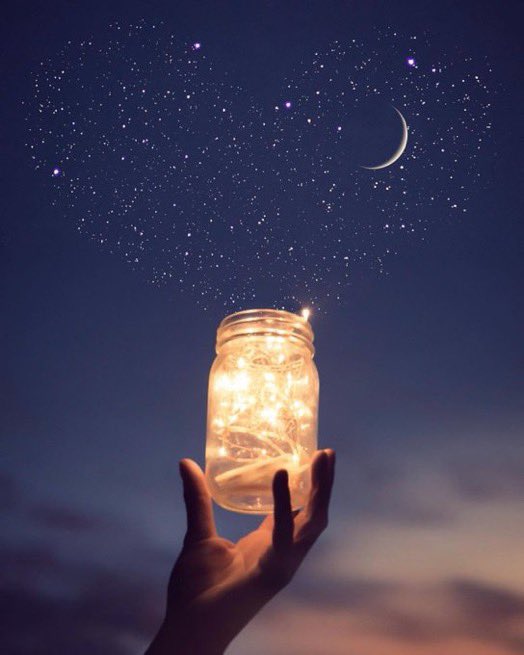 Ali_Riv_'s tweet photo. Tengo aquí guardado un puñadito de sueños para susurrarte al oído, esos que tal vez el destino quiera que seamos nosotros quienes los hagamos realidad con el tiempo….

Buenas noches y a soñar bonito.🤍 https://t.co/tDghA6HZee