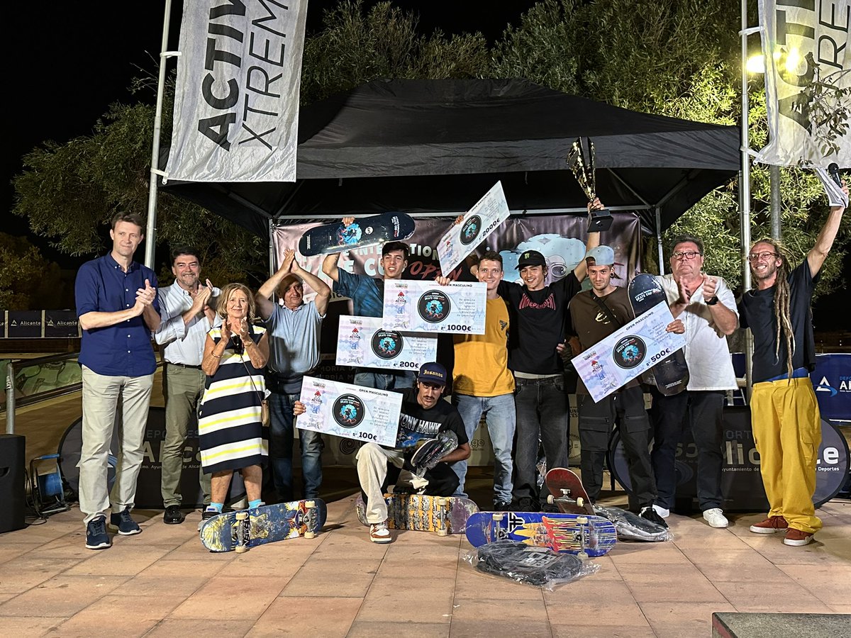 ALICANTDEPORTE's tweet photo. Alicante siempre tendrá en el recuerdo el legado solidario del skater Ignacio Echeverría.

El alcalde, Luis Barcala, junto con los familiares de Ignacio y el concejal de Deportes, Toni Gallego asisten a la  ‘V Alicante International Skate Cup Open’. https://t.co/BbEvSqiF6o