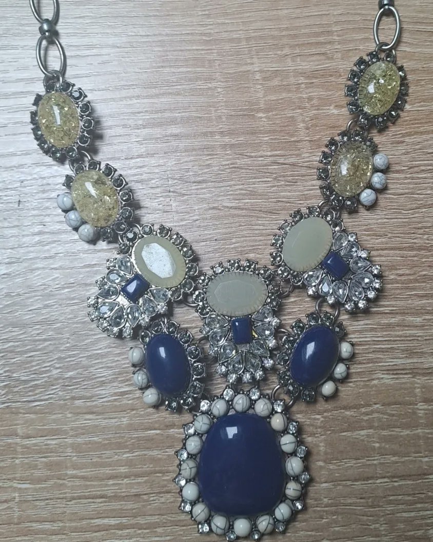 Vintage costume jewellery necklace 

avaliable on our etsy

#vintage #antique  #smallbusinessowner #smallbusiness #necklace #smallbusinessuk #costume #costumejewellery #jewellery #blue #giftideas #giftsforher #giftsforhim