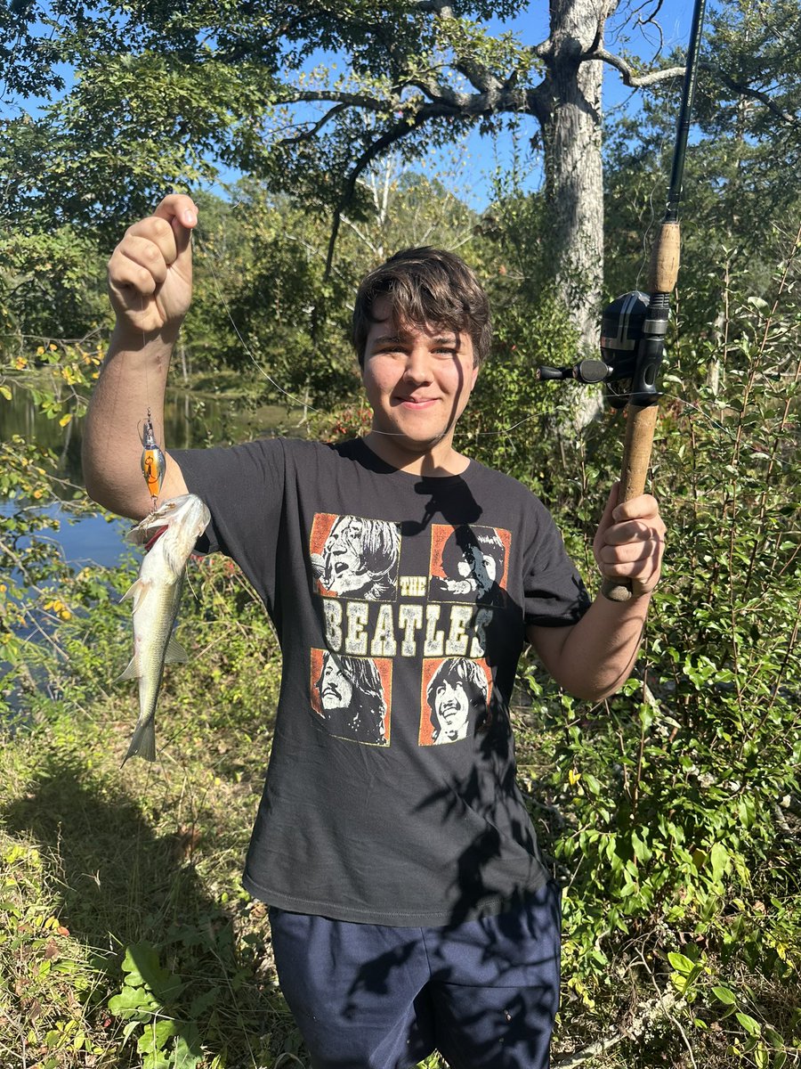 SLUHStudentLife's tweet image. A couple of SLUH seniors showing one of our Chilean exchange students how to fish. Clemente was a quick learner. First ever cast. First ever fish! @SLUHGlobalEd