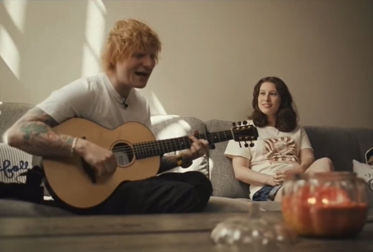 brantlieface's tweet image. I still can’t believe @edsheeran came to my house. 🥹 Like I still feel like it was a dream! #magical #edsheeran #autumnvariations #autumnishere