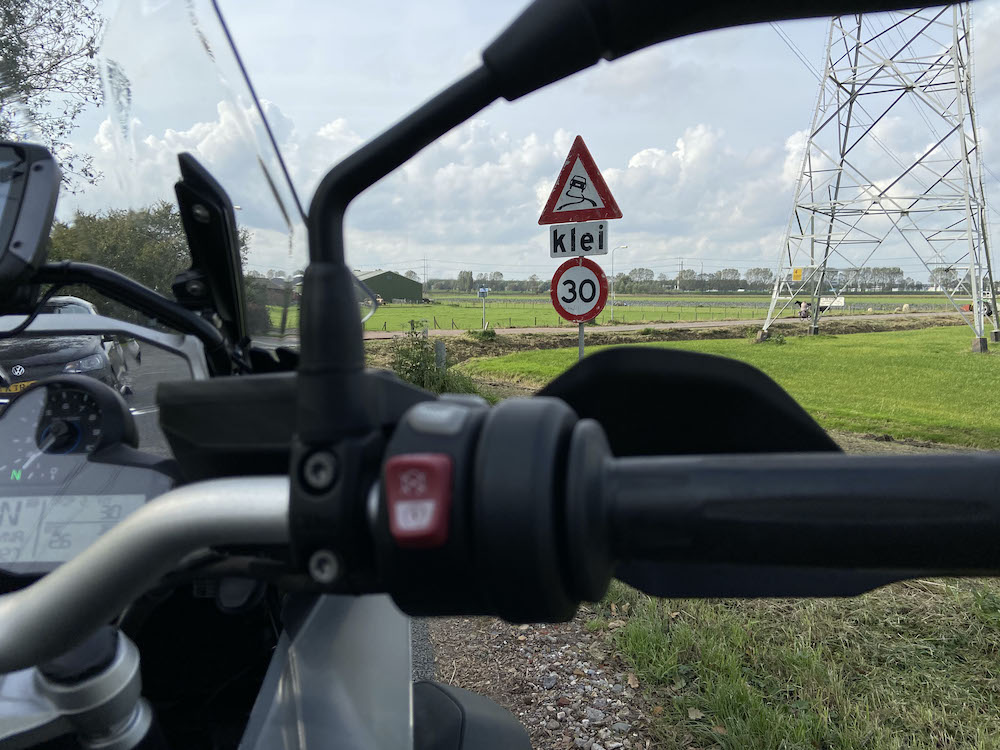 Het leek nog lang geen bietencampagnetijd - maar het is inmiddels al wel oktober. Dat betekent dus dubbelgoed uitkijken voor glibberklei op polderwegen. Zeker als er waarschuwingsborden staan, maar ook als ze toevallig vergeten zijn. Meer weten? motorrijdersactiegroep.nl/artikelen/biet…