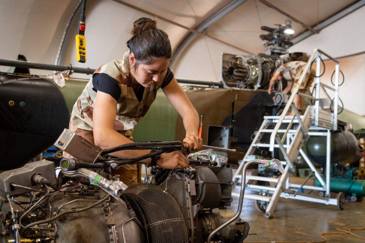 CEMAT_FR's tweet photo. Pas de #MissionOps sans maintenance de combat ! Nos soldats-maintenanciers travaillent au quotidien à développer la réactivité et la puissance #DeCombat de l’@armeedeterre.
Pour une modernisation #CapaciTerre durable. https://t.co/zyhnhFp3Uz