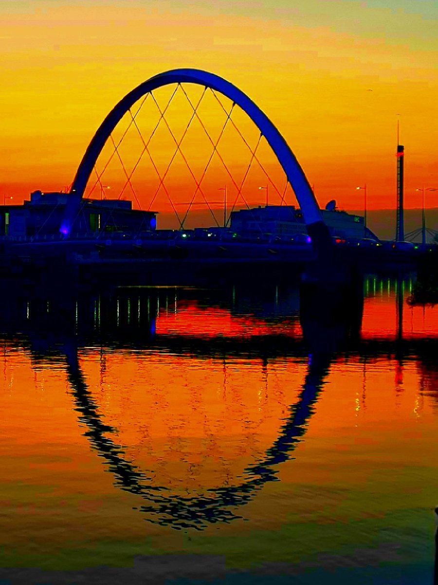 The Clyde Arc or, as it's more commonly known in Glasgow, the Squinty Bridge againt the sunset.

#glasgow #sunset #glasgowsunset #reflection #bridge #squintybridge
#clydearc #autumnsunset