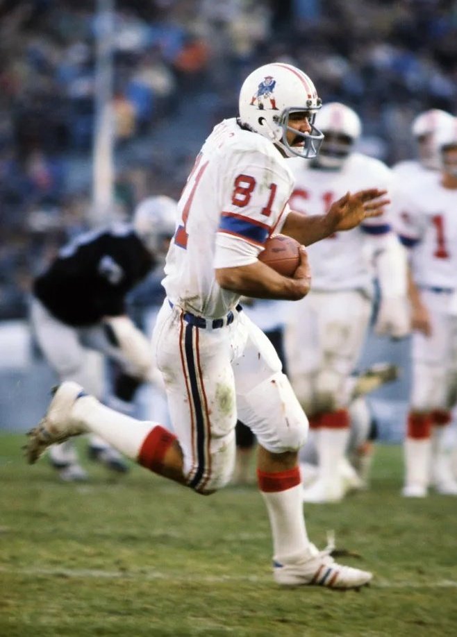 ChrisOnSports's tweet photo. 🏈 Tight end Russ Francis, 70, has died in a plane crash in Lake Placid, NY.

The very first TE I remember watching as a youngster. From his days w/ the Patriots in the late 1970s.

A 3-time Pro Bowler &amp; Super Bowl champ w/ the 49ers.

#RIPRuss

📷 How I will always remember him. https://t.co/0EOjbX8mZ5