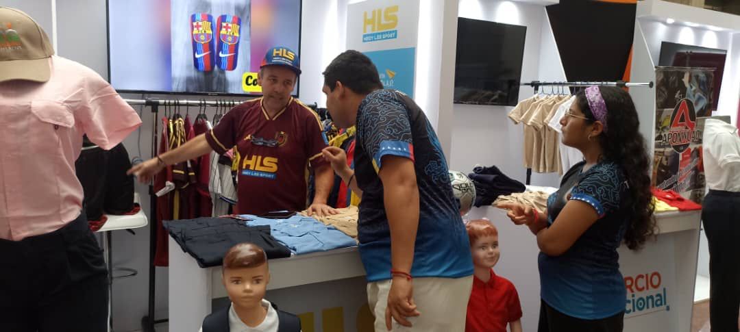 MinComNacional's tweet photo. La "2da. Expoferia Plan Escolar 2023-2024", que activó el pasado 23 de septiembre nuestra vicepresidenta @delcyrodriguezv, en compañía de la ministra de Comercio Nacional @DhelizAlvarez, permite apalancar los sectores textil y calzado, así como el desarrollo industrial.

#2Oct
#FelizLunes
#LlegaronLasClases 
#FeriaEscolarDelPueblo