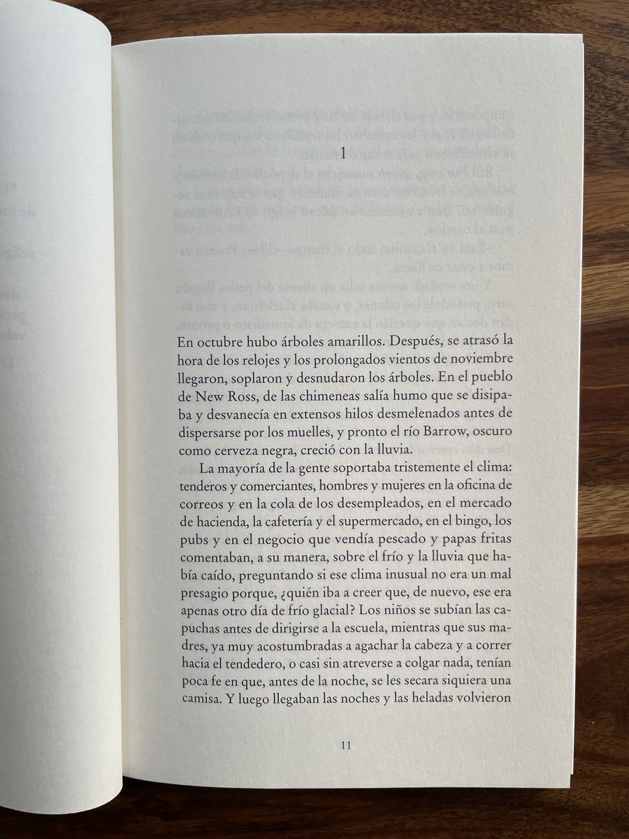 ParcEditores's tweet photo. Lunes: inicio de libro (y de semana) 📚#RecomendaciónLiteraria

Claire Keegan, ‘Cosas pequeñas como esas’ (Trad. Jorge Fondebrider), Eterna Cadencia 2021.

Obra breve y de una belleza absoluta. Narra unos días en la vida de un vendedor de carbón en los últimos meses de 1985. https://t.co/sDPGbjZ9cT