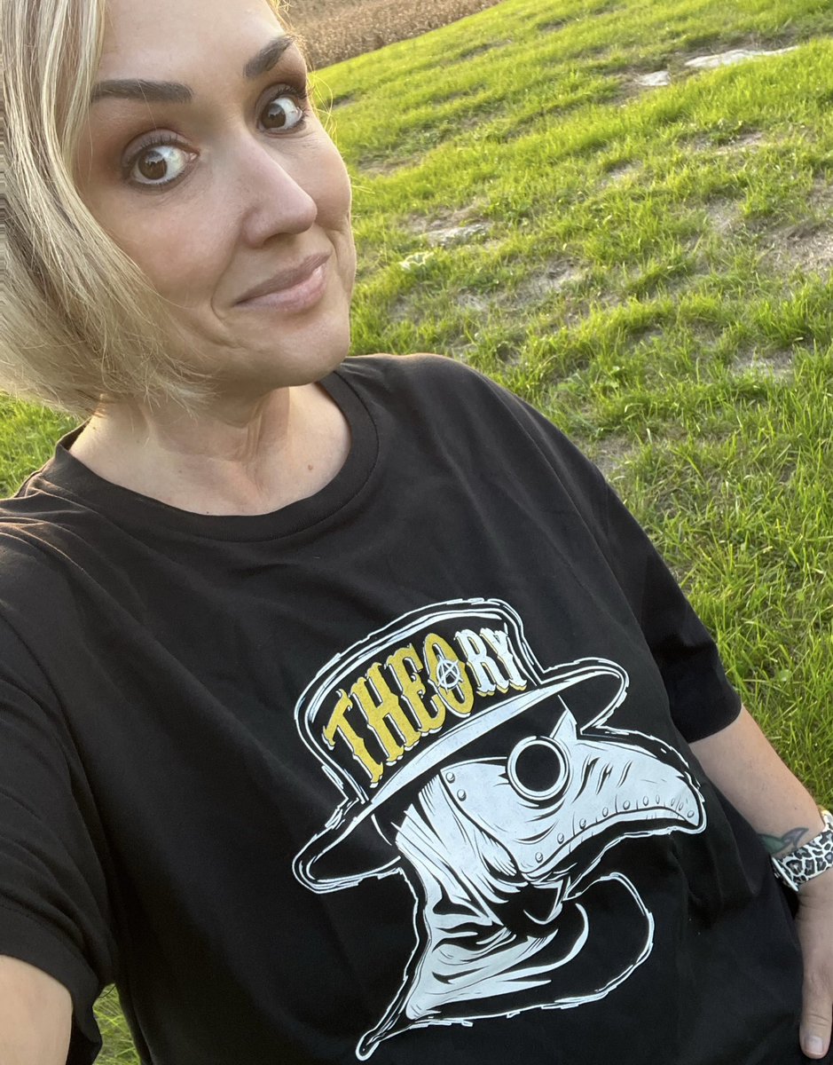 MelyndaE's tweet image. Digging my new #THEOrypod T-shirt @Theorossi 👑 👏 ♥️ another amazing job well done @cezararvelo 🤩 

#THEOrypod @Patreon Go Subscribe👇