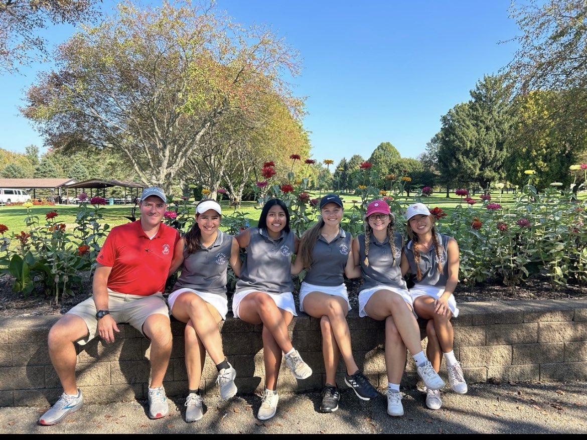 LadyBeesGolf's tweet photo. The varsity team ended their season today at Fox Den with a fantastic round of golf. The lady bees finished with a team PR for the season of 361 finishing 7th overall in the sectional tournament. Sam also finished her senior golf season with a personal PR of 89! https://t.co/IQiDh8fpjh