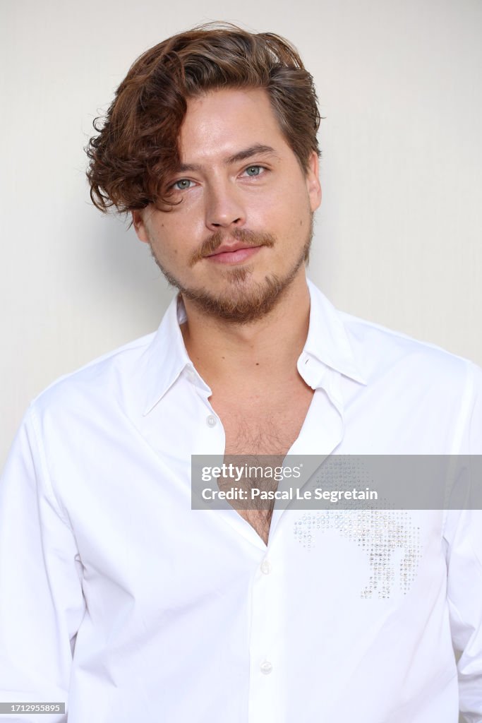 ColsprUpdatesFR's tweet image. #PHOTOS (1) I @colesprouse au défilé de @StellaMcCartney lors de la #FashionWeek (02/10)