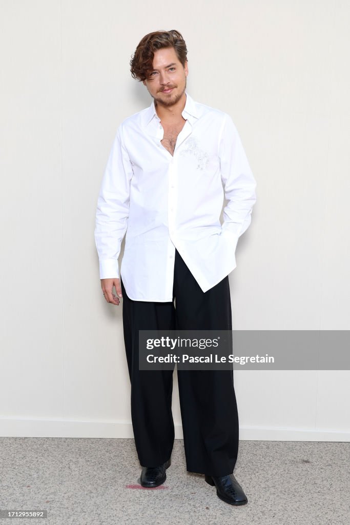 ColsprUpdatesFR's tweet image. #PHOTOS (1) I @colesprouse au défilé de @StellaMcCartney lors de la #FashionWeek (02/10)