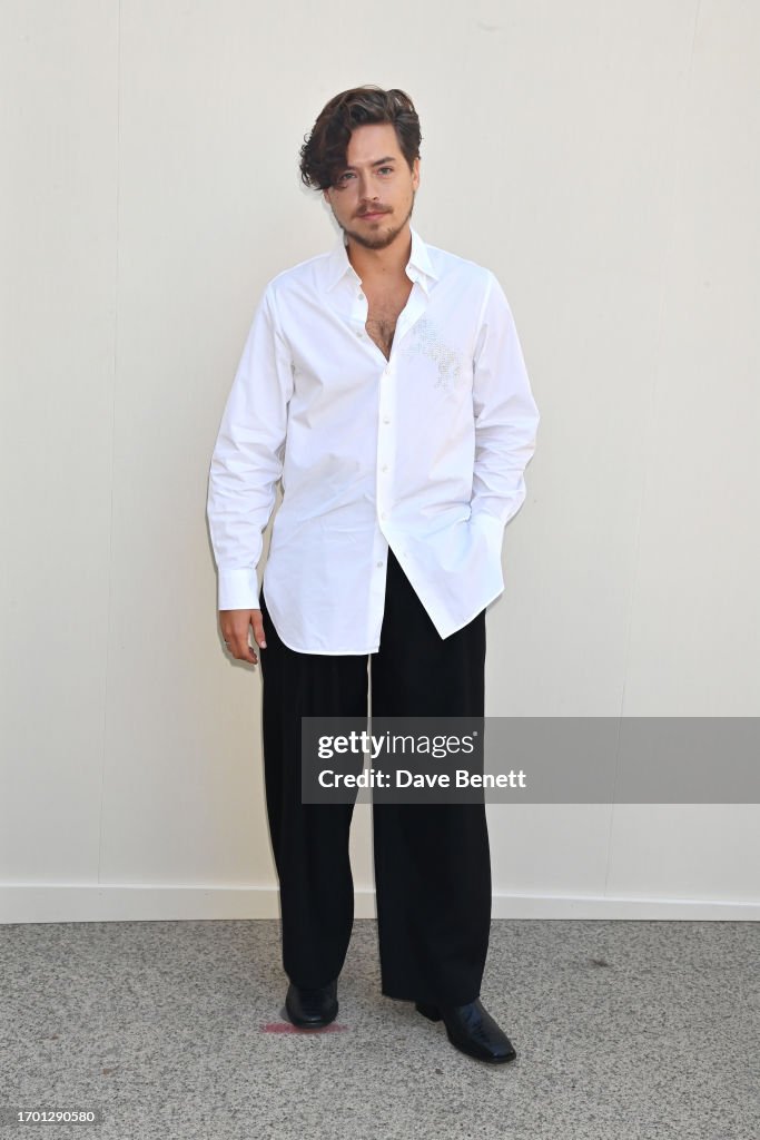 ColsprUpdatesFR's tweet image. #PHOTOS (1) I @colesprouse au défilé de @StellaMcCartney lors de la #FashionWeek (02/10)