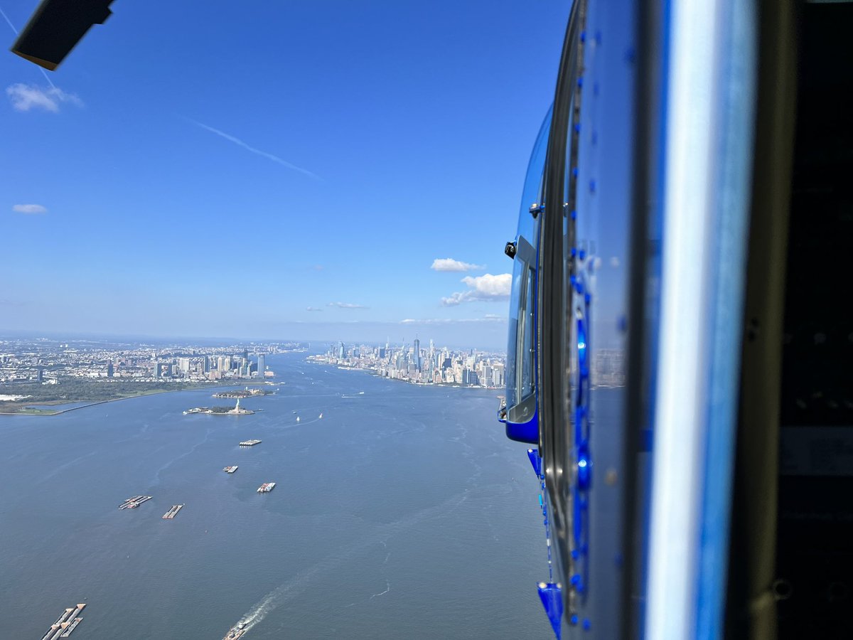 ChopperDanRice's tweet photo. Loving this summer like weather early in the fall.  Taking in beautiful views of New York City and beyond from #chopper2! @CBSNewYork  @FlyHeliInc https://t.co/Wd74DPKmzE