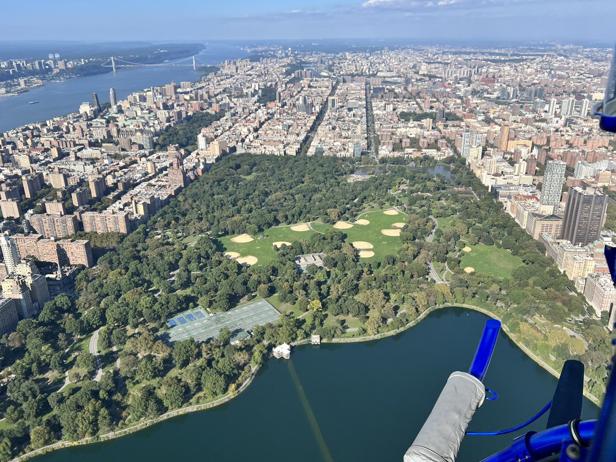 ChopperDanRice's tweet photo. Loving this summer like weather early in the fall.  Taking in beautiful views of New York City and beyond from #chopper2! @CBSNewYork  @FlyHeliInc https://t.co/Wd74DPKmzE