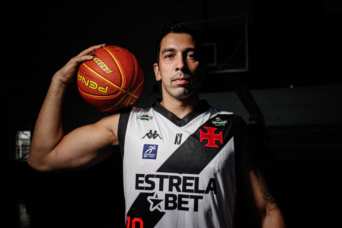 BasketballVasco's tweet photo. QUE CAMISA!! 😍😍😍

A R10 Score Vasco da Gama anunciou nesta segunda-feira o uniforme para a temporada 2023/2024.

A previsão de venda é para este mês de outubro, nas lojas Gigante da Colina.

Fotos: Créditos Matheus Lima/Vasco https://t.co/swYEYB5nmz