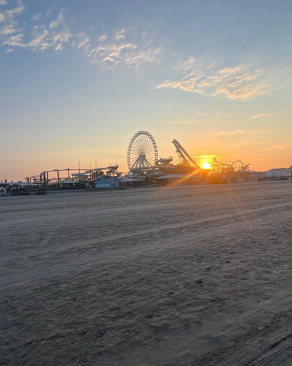 JohnSantam1492's tweet photo. My favorite composition rule is the Rule of thirds. I took this photo off the pier in wildwood NJ. I love that the image seems layered. Beach, park then sky. With the main attraction being the Ferris Wheel.  Beautiful sunset and a fading light sky. #su2412 https://t.co/xHnenSJ4ox