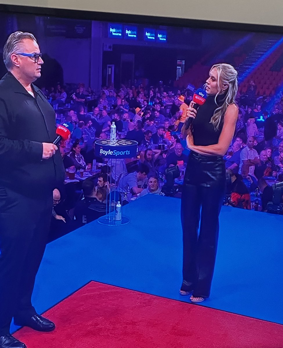 Sky Sports really know what they are doing don’t they, dressed in all black,  make up is on point, beautiful curves, hair is lovely as ever, lots of darts experience and very knowledgeable which is also great for the sport. What a man John Part is 🎯