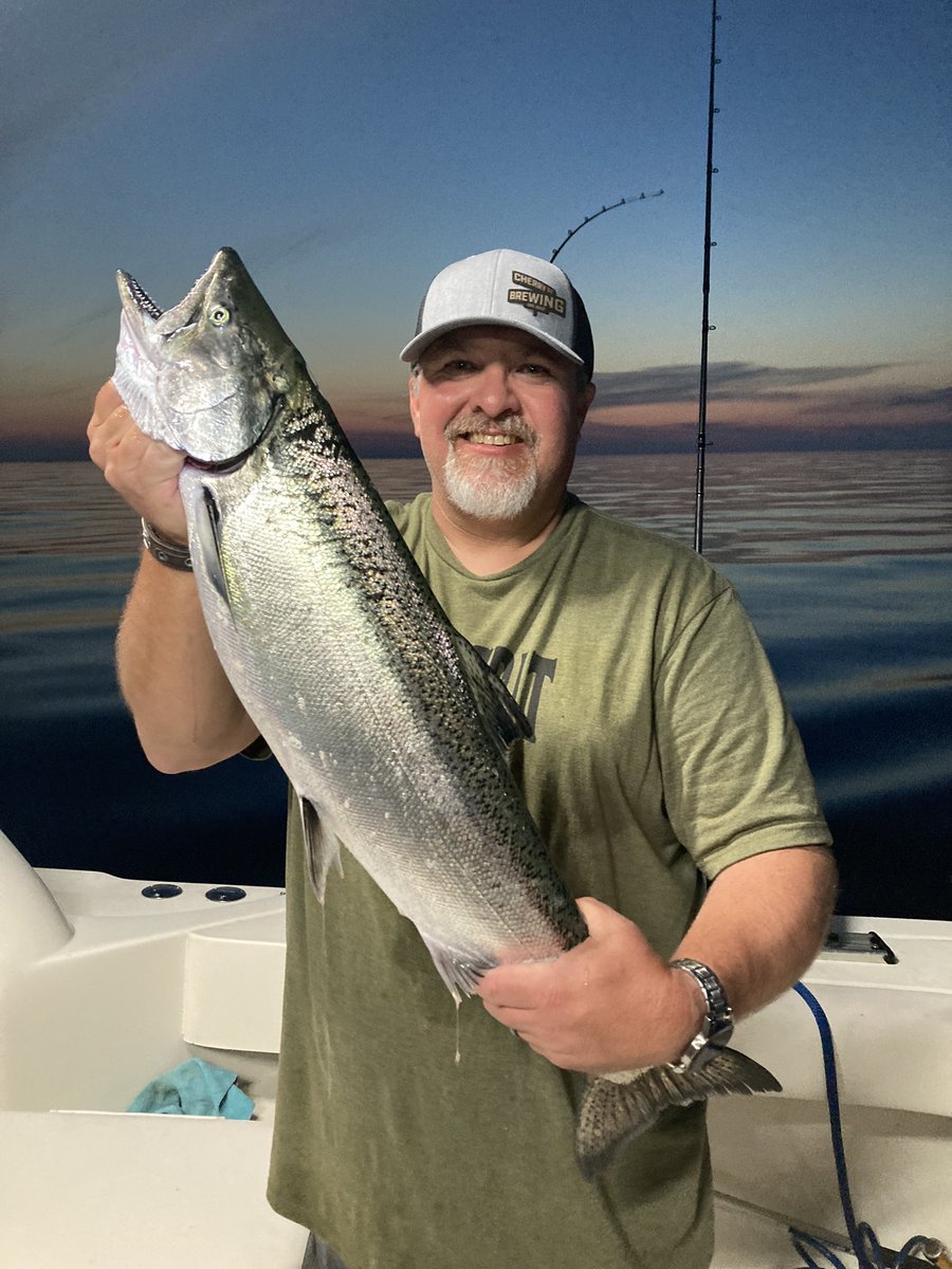 fishnorthga's tweet photo. My first trip to Michigan. For a southern boy, it was amazing. #lakemichigan #kingsalmon #downrigger #fishtown #fishing #fishinglife #fishingtrip https://t.co/lY4FN4q7VR