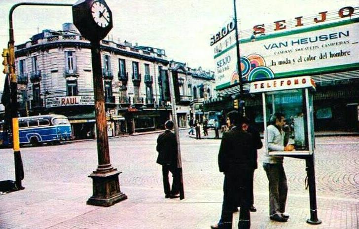 BsAs_recuerdo's tweet photo. Un colectivo de la línea 6 (Retiro-Pompeya), circula en los años 70 por avenida Caseros, cruzando La Rioja hacia el oeste. En la vereda de enfrente luce una moderna cabina de teléfono público. https://t.co/3mMP8iJe0t