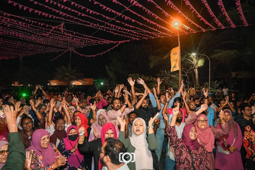 ރައީސް  ޔާމީން  މިނިވަން  ކުރުމަށް  ގޮވާލައި  އެމަނިކުފާނުގެ  ގެކޮޅު  ކައިރިއަށް  ސަޕޯޓަރުން  އެއްވެފައި

#FreePresidentYameen