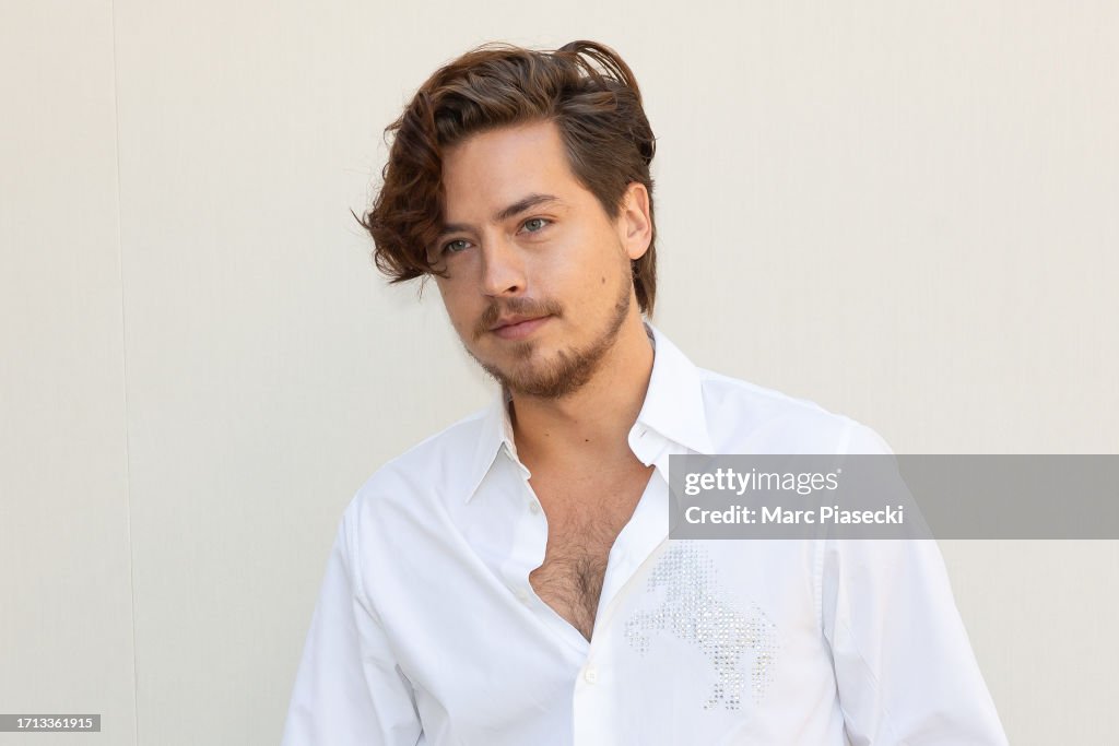 ColsprUpdatesFR's tweet image. #PHOTOS (2) I @colesprouse au défilé de @StellaMcCartney lors de la #FashionWeek (02/10)