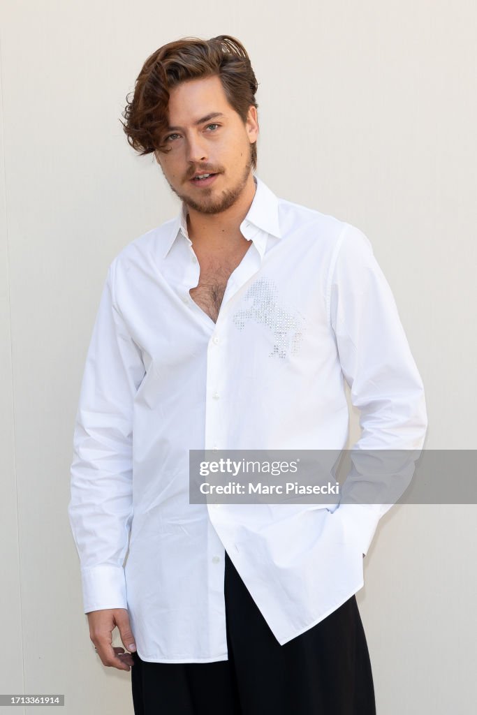 ColsprUpdatesFR's tweet image. #PHOTOS (2) I @colesprouse au défilé de @StellaMcCartney lors de la #FashionWeek (02/10)