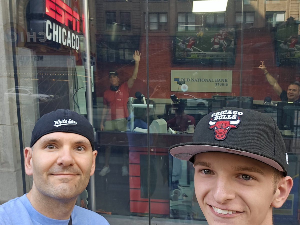SoInHoosier719's tweet photo. @WaddleandSilvy Great to stop by and see you guys! We drove 7 hours to see that crap yesterday 🤬 I listen to you all everyday for #Bearapy. At least we ate good food while visiting the great city of Chicago. https://t.co/KEv2DAxUka