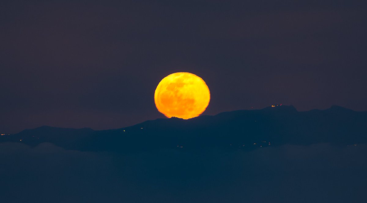 SuperLuna de Abril 2023 saliendo tras Gran Canaria desde Tenerife.