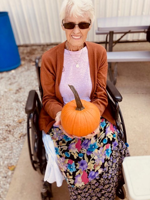 AshfordPlaceHC's tweet photo. We love fall most of all! It was the perfect weather for fun at Pleasant View Orchard! 
#OutAndAbout #WhyITrilogy #SeniorLiving https://t.co/9ZG1mJY38o