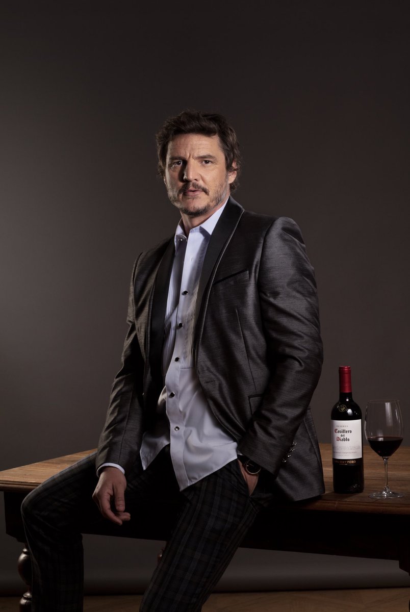 PedroPascalNews's tweet photo. Meninas que compraram uma garrafa de Casillero del Diablo só pra tomar o vinho do Pedro Pascal. https://t.co/x6GuepmuVe