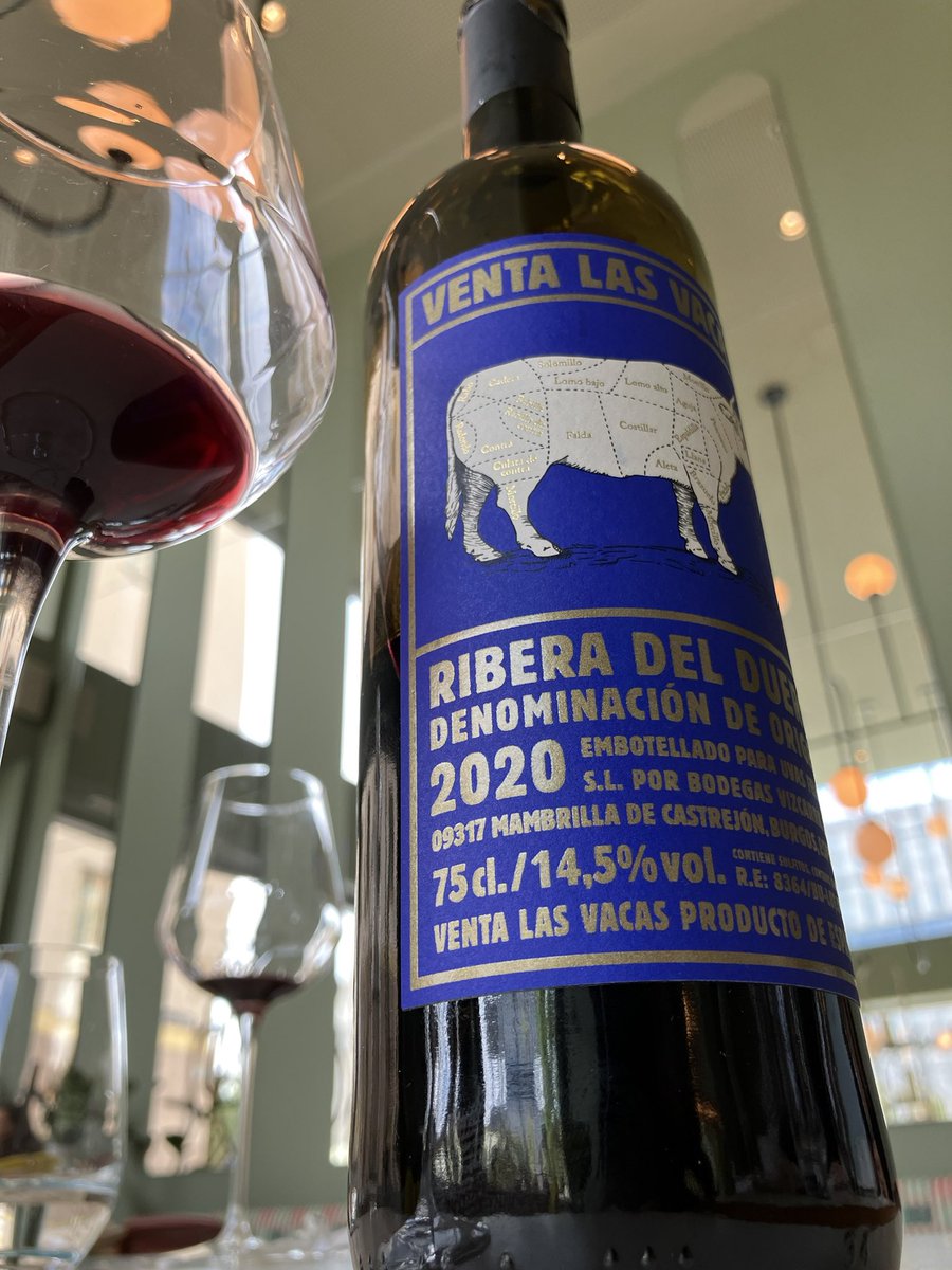 La Santa Maria. Nuevo gastrobar en el hall del Hotel Barceló Torre Madrid. Premio nacional de Diseño del conocido artista madrileño Jaime Hayon.
Buena comida y fantasticos vinos 🔝
🍷 Venta las vacas 2020
🍇 Tinta fina
📌 DO Ribera del Duero

#wine #winelover #vilaviniteca