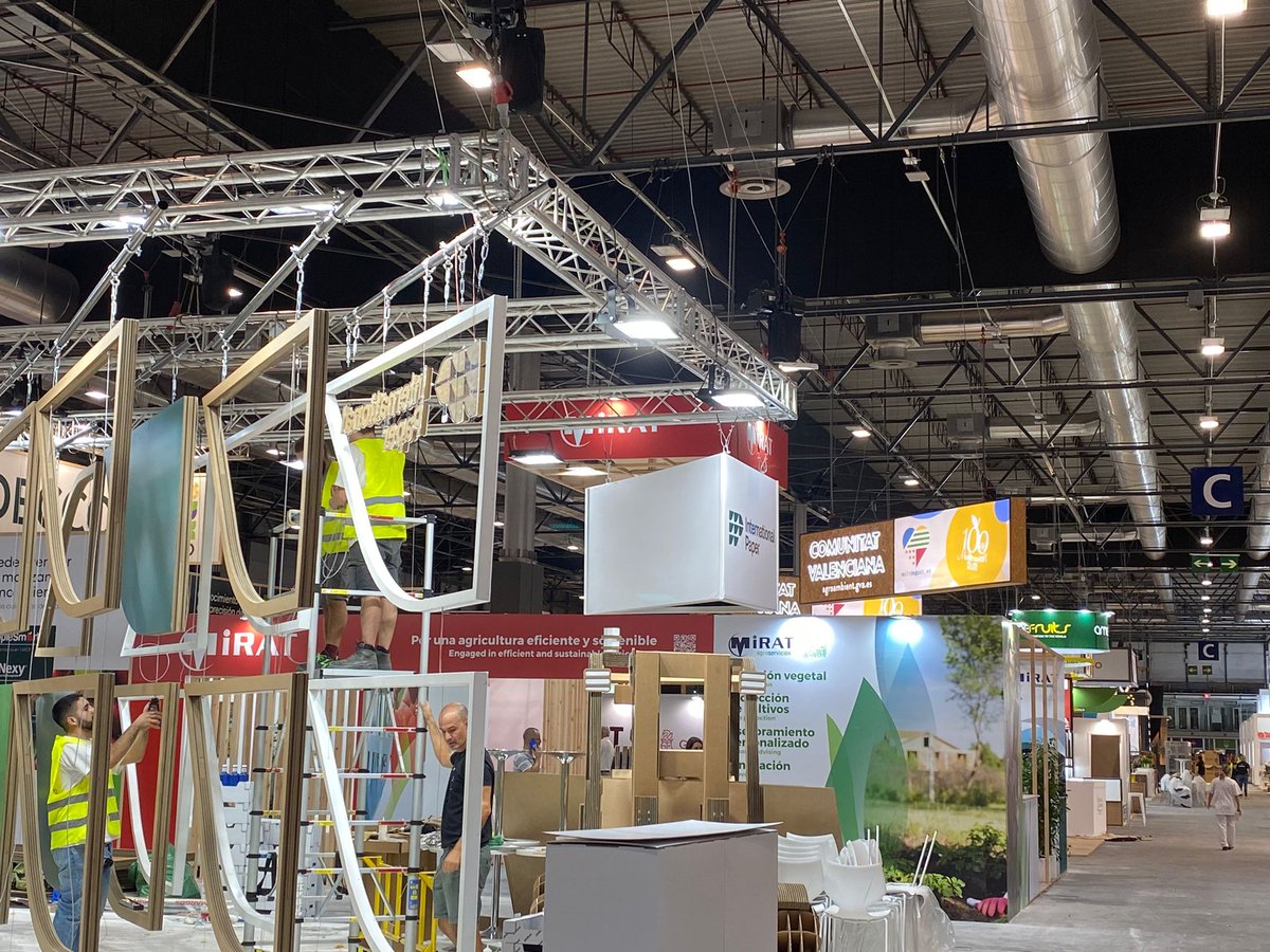masdelsfumeros's tweet photo. Ya estamos ultimando detalles de nuestro stand en la @feriafruitattraction con muchas ganas de que empiece mañana.

Puedes venir mañana a visitarnos en el stand 3C18A (pabellón 3) y disfruta de nuestro pan con tomate y nuestras trufas negras.

 #fruitattraction23 https://t.co/vR7Mu37m6f