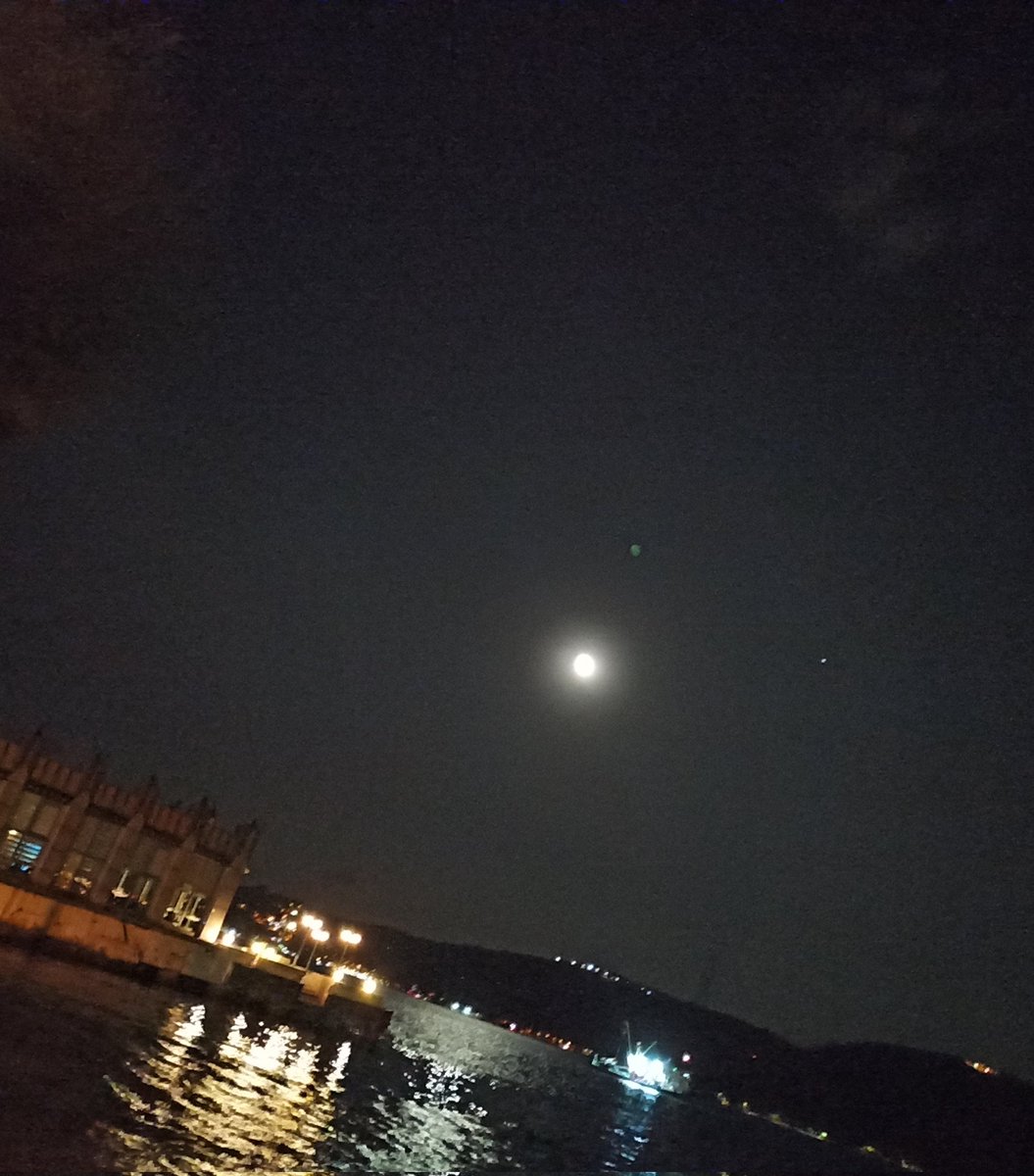 GorNevin's tweet photo. "Ay nerede doğsa oradaydık" İstanbul'um hep seninle, şimdi diz dize, göz göze "Bakışımlar" ah "uzun beyaz gece"lerde, gönlümüzce🌟🌕🌙#istanbul #sarıyer #boğaz #deniz #gece #ay #bakışımlar #ezginingünlüğü #zerdaliler #beyazgece #müzik #şarkı #ekim #sonbahar https://t.co/R4qpjP7eV8