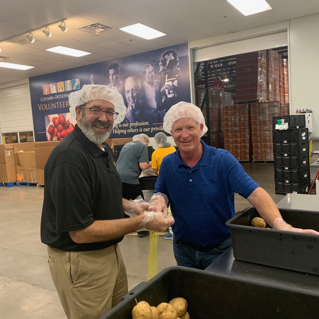 MUExtensionVC's tweet photo. A few of our Whitten Hall staff volunteered at the Food Bank for Central and NE Missouri on Friday as part of Good Neighbor Week!  #mogoodneighbor https://t.co/O6Xj27DH6i