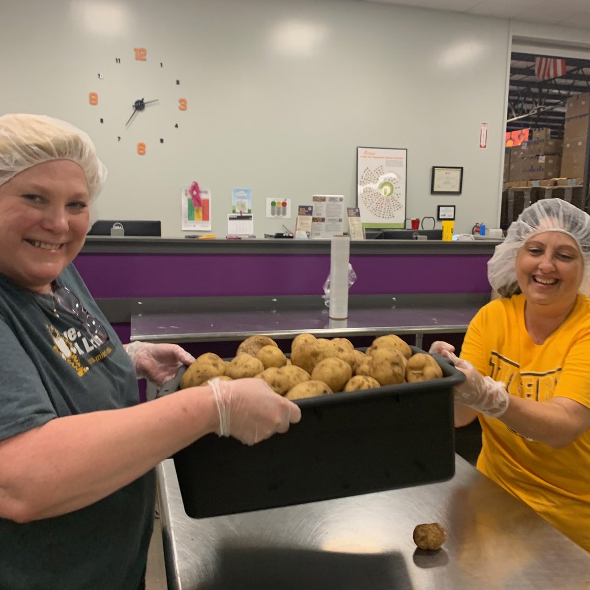 MUExtensionVC's tweet photo. A few of our Whitten Hall staff volunteered at the Food Bank for Central and NE Missouri on Friday as part of Good Neighbor Week!  #mogoodneighbor https://t.co/O6Xj27DH6i