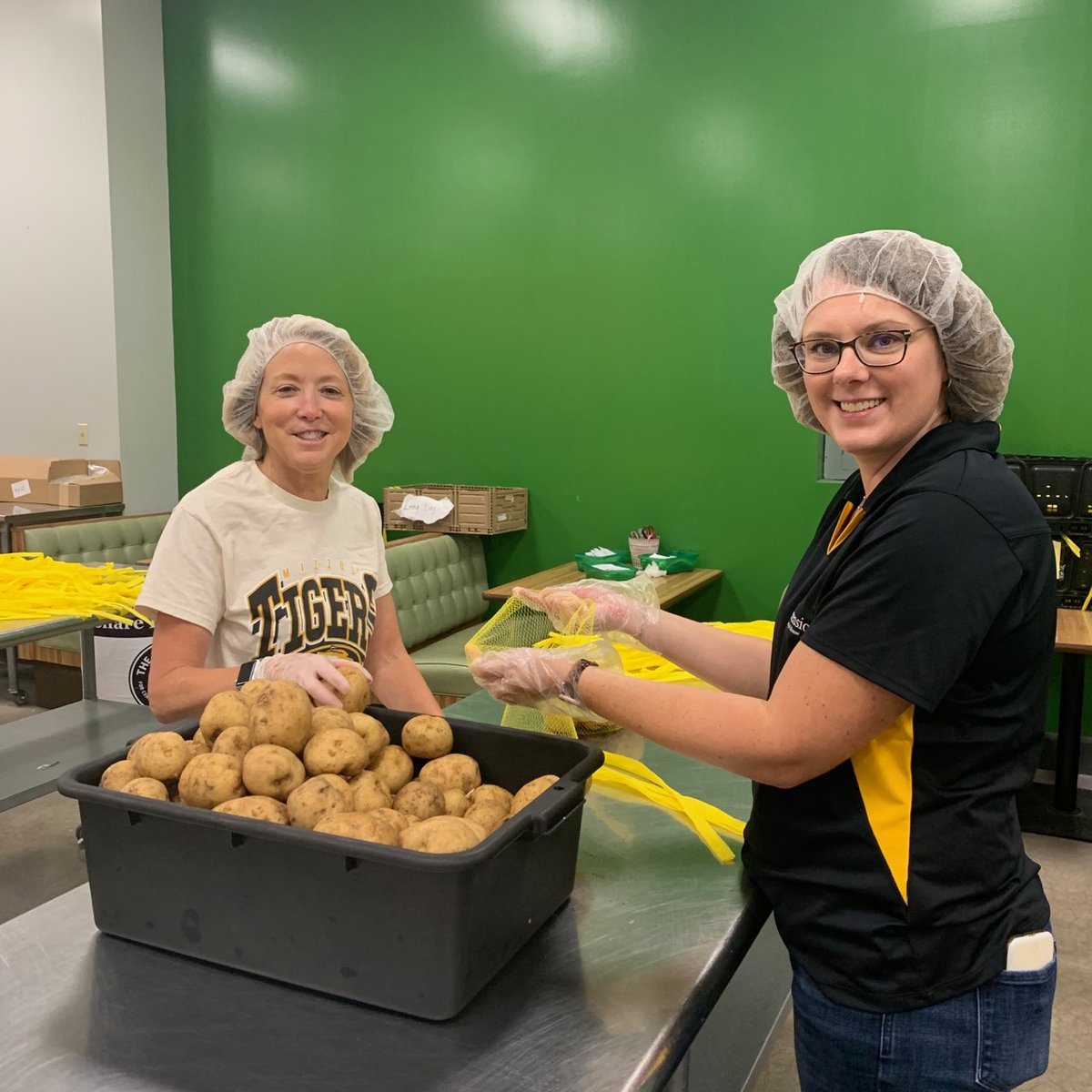 MUExtensionVC's tweet photo. A few of our Whitten Hall staff volunteered at the Food Bank for Central and NE Missouri on Friday as part of Good Neighbor Week!  #mogoodneighbor https://t.co/O6Xj27DH6i