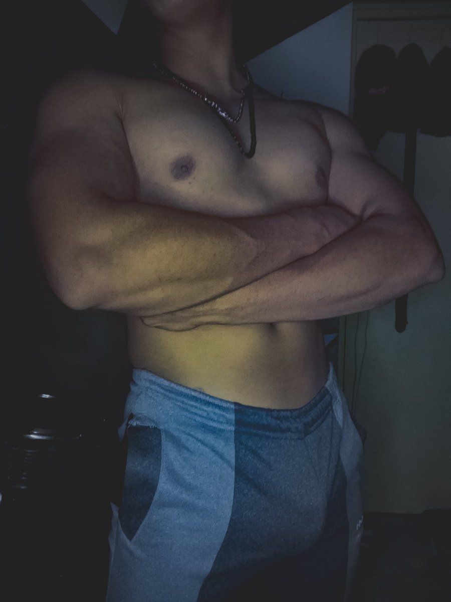 LoonerLouis's tweet photo. Puedo ofrecerte 2 cosas un cuerpo de Dios griego y lo que tu deseo te invite a hacer😏😏 https://t.co/L95Hm7BClI