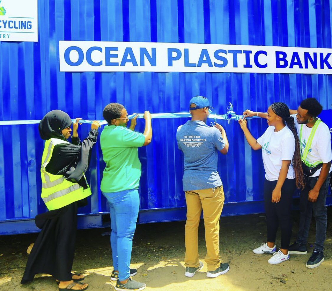 ZuhuraAhmadd's tweet photo. BREAKING NEWS: @ArenaRecycling launch an #OceanPlasticBank  to free ocean against plastics and promoting sustainable practices to #EndPlasticPollution supported by @AfricaEuropeFdn , with collaborators  @takaniajira @women_recycling @HUDEFO and participants from more than 23 NGOs https://t.co/shzWDZ0cyo