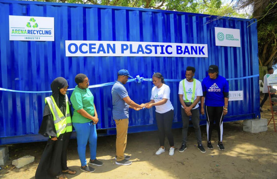 ZuhuraAhmadd's tweet photo. BREAKING NEWS: @ArenaRecycling launch an #OceanPlasticBank  to free ocean against plastics and promoting sustainable practices to #EndPlasticPollution supported by @AfricaEuropeFdn , with collaborators  @takaniajira @women_recycling @HUDEFO and participants from more than 23 NGOs https://t.co/shzWDZ0cyo