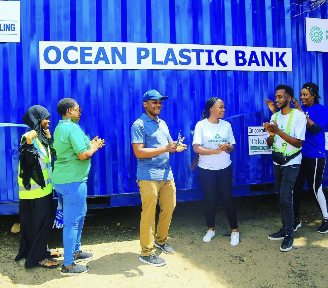 ZuhuraAhmadd's tweet photo. BREAKING NEWS: @ArenaRecycling launch an #OceanPlasticBank  to free ocean against plastics and promoting sustainable practices to #EndPlasticPollution supported by @AfricaEuropeFdn , with collaborators  @takaniajira @women_recycling @HUDEFO and participants from more than 23 NGOs https://t.co/shzWDZ0cyo