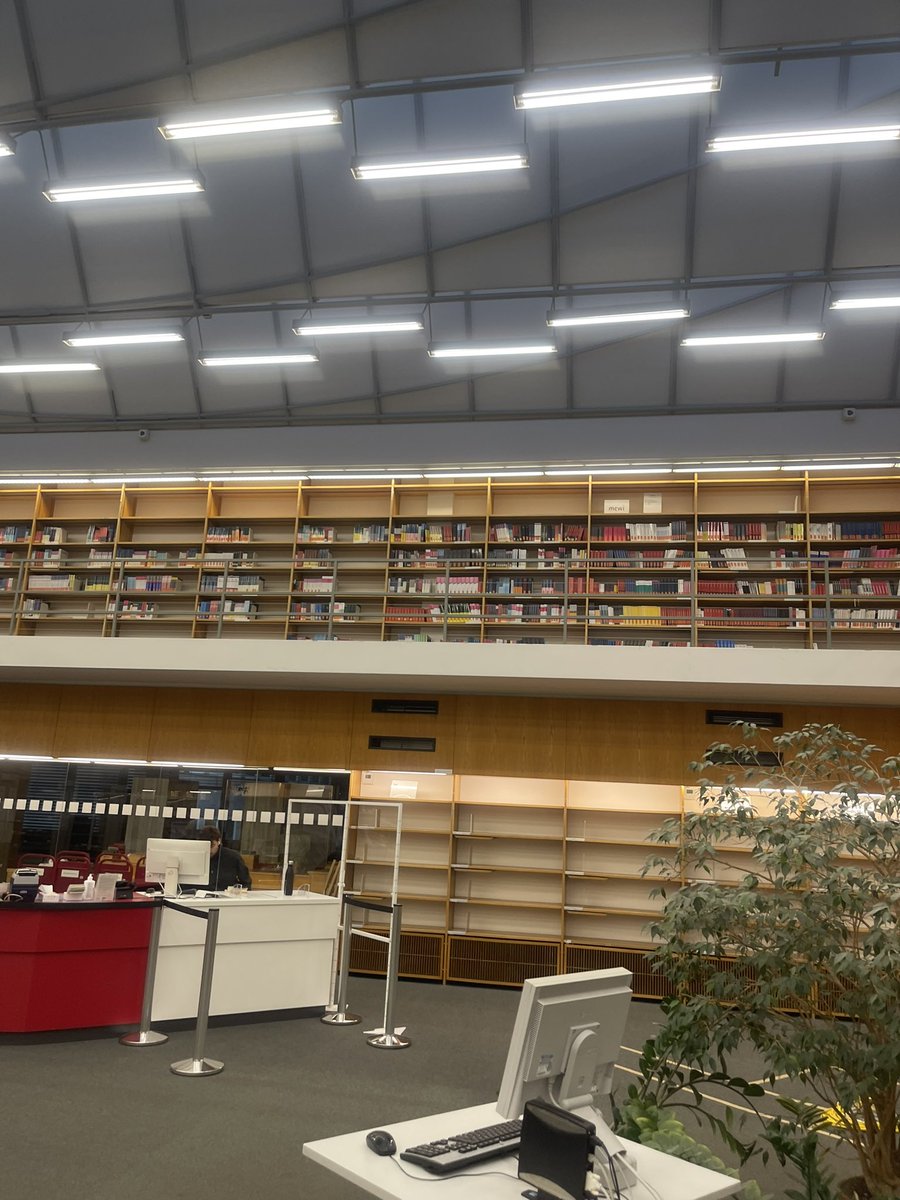 Man muss an sich selbst glauben. Das ist das Geheimnis…( Üni Bibliothek, Heute)